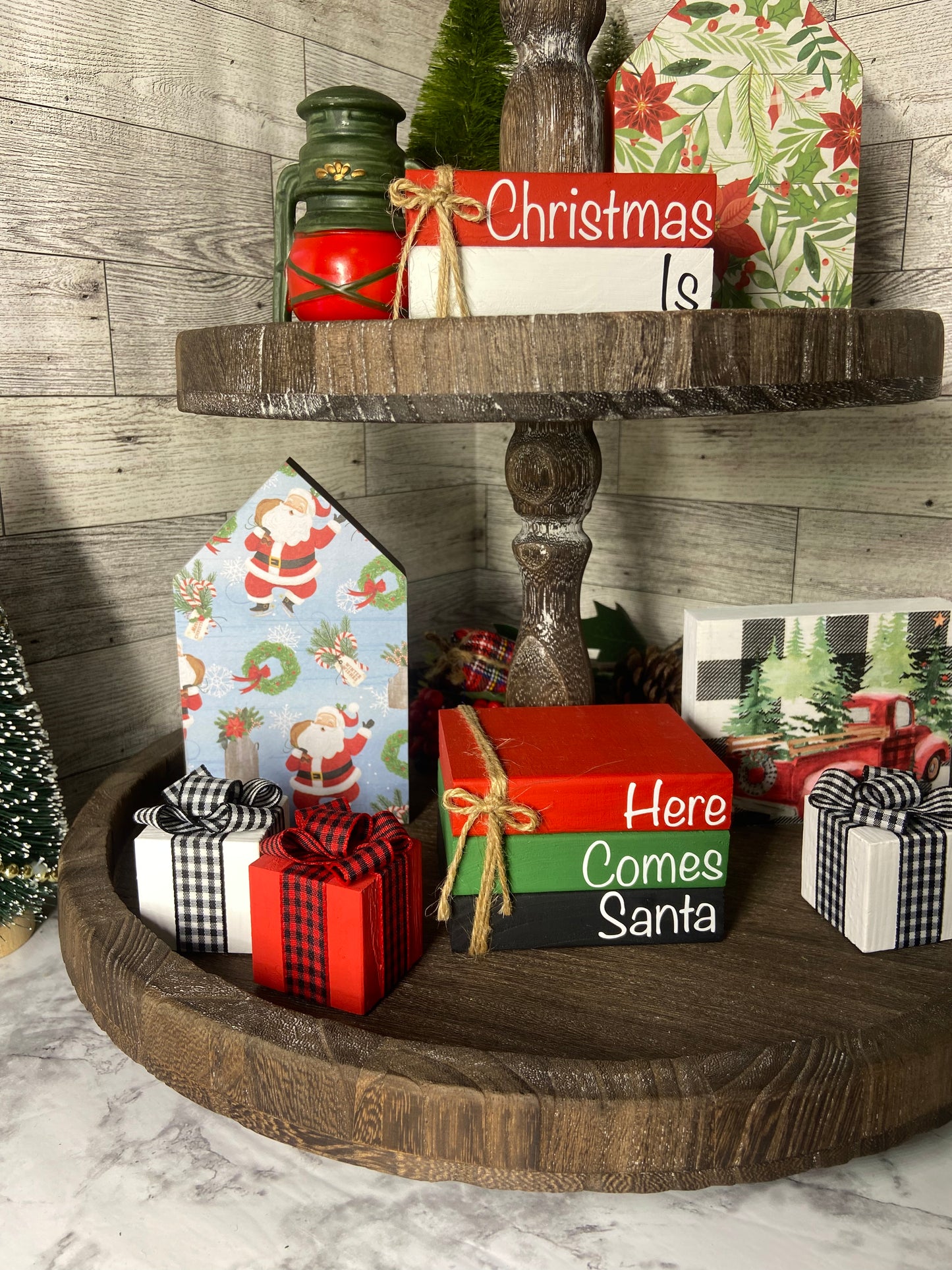 Here Comes Santa - Medium Christmas Tiered Tray Book