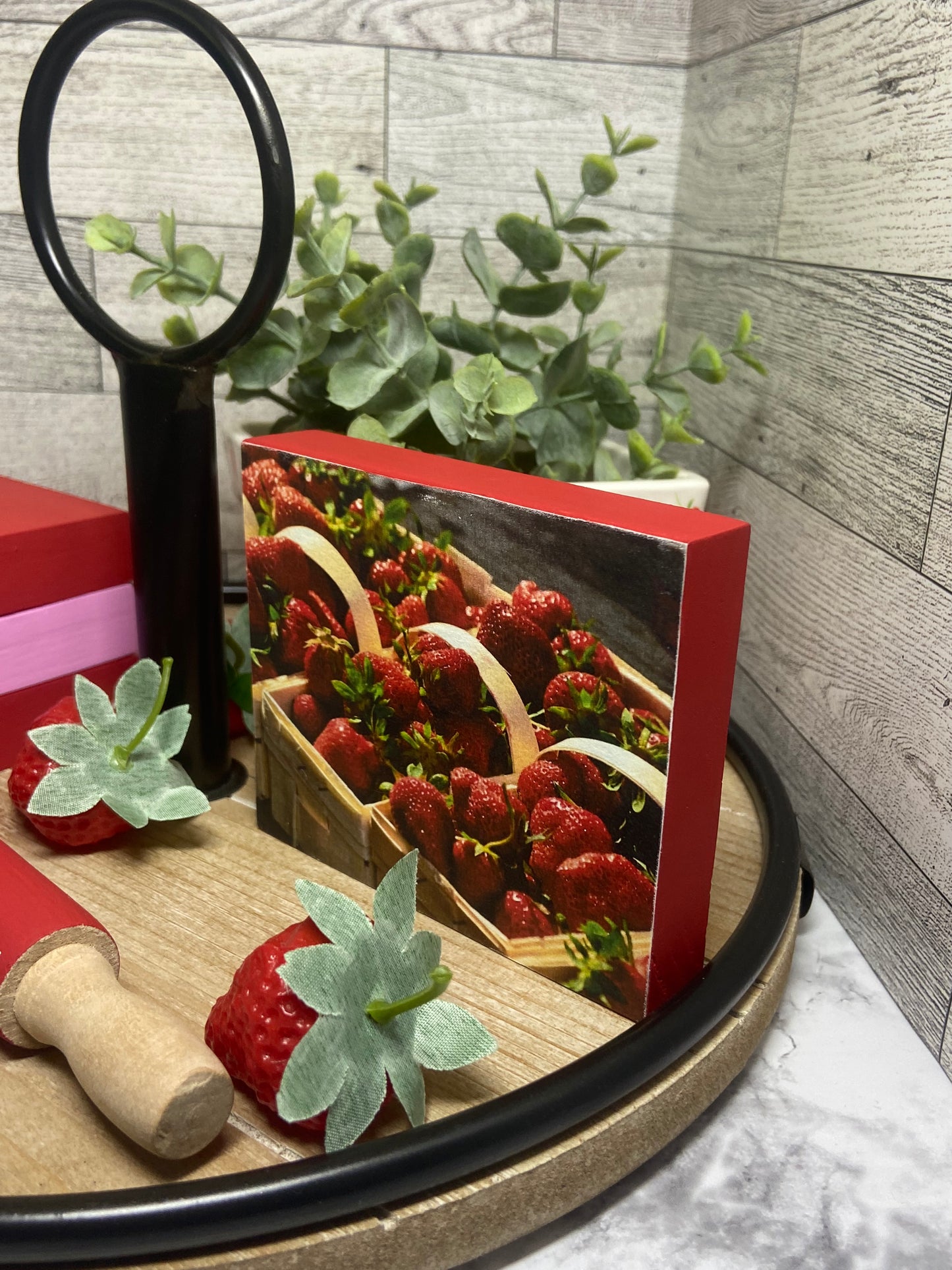 Basket of Strawberries - Tiered Tray Sign