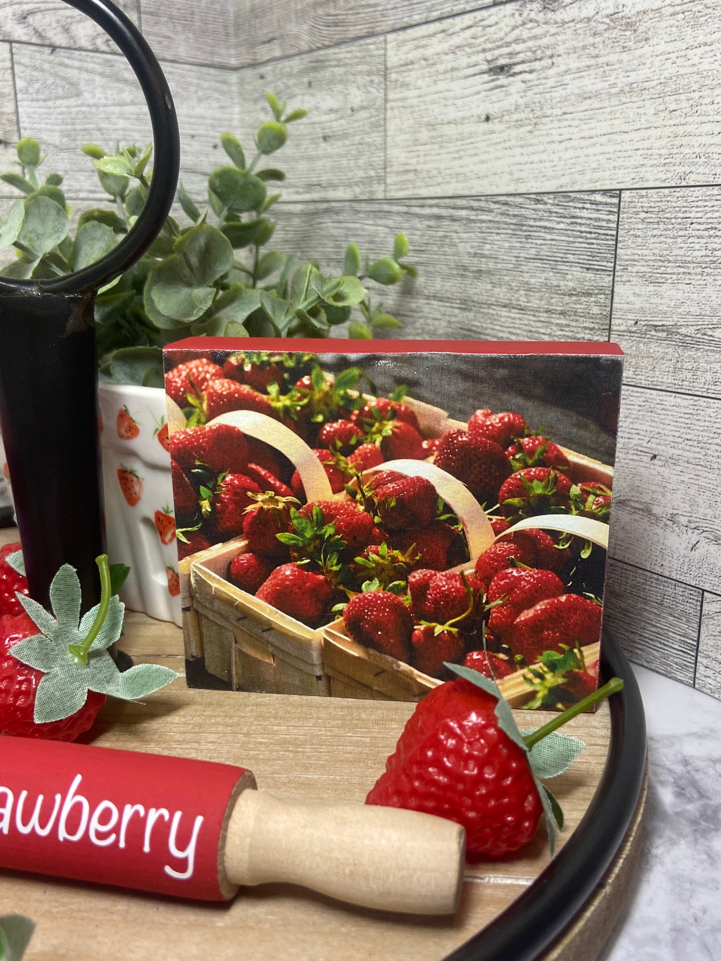 Basket of Strawberries - Tiered Tray Sign