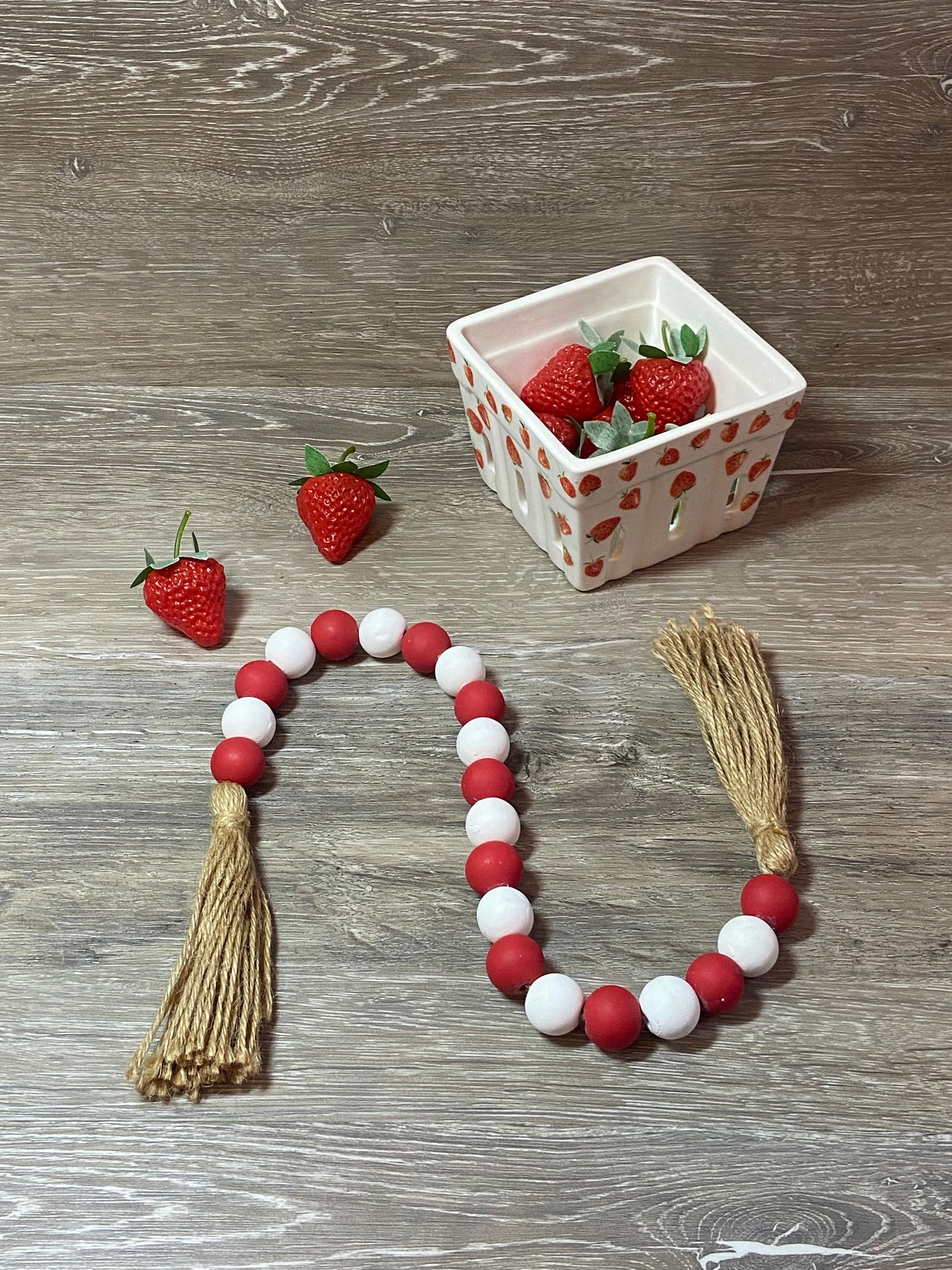 Red & White - Tiered Tray Garland